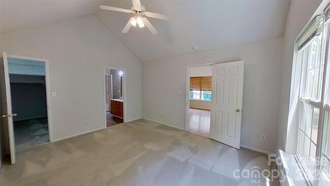 Building Photo - 8327 Southgate Commons Dr