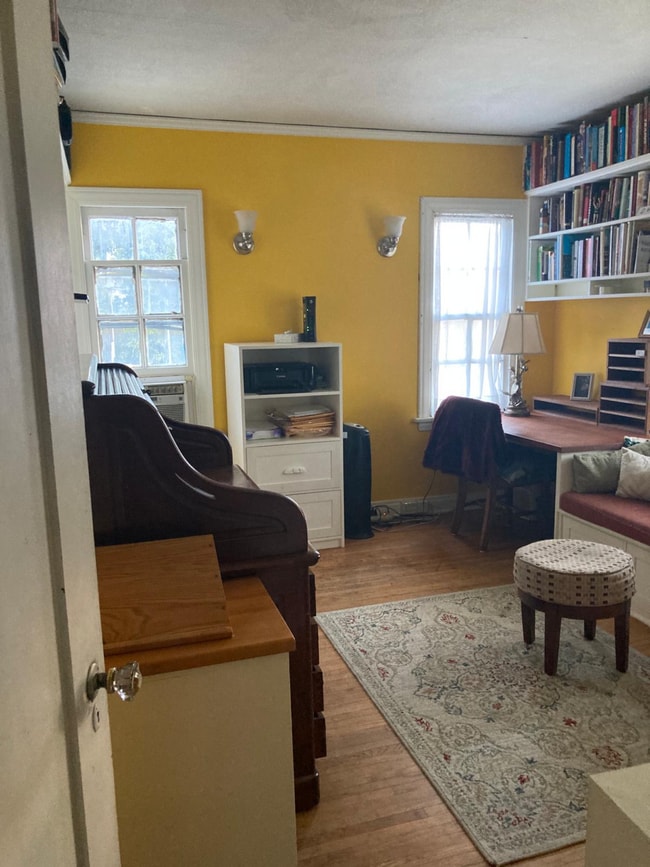 Building Photo - 1549 Rendall Pl