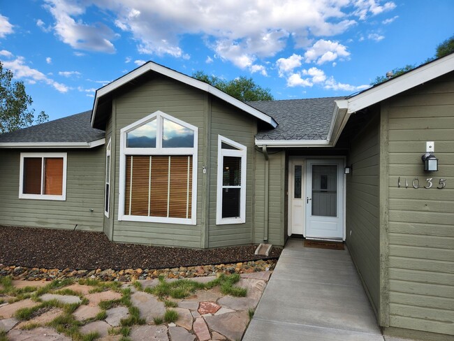 Building Photo - Beautiful home in Hutchinson Acres