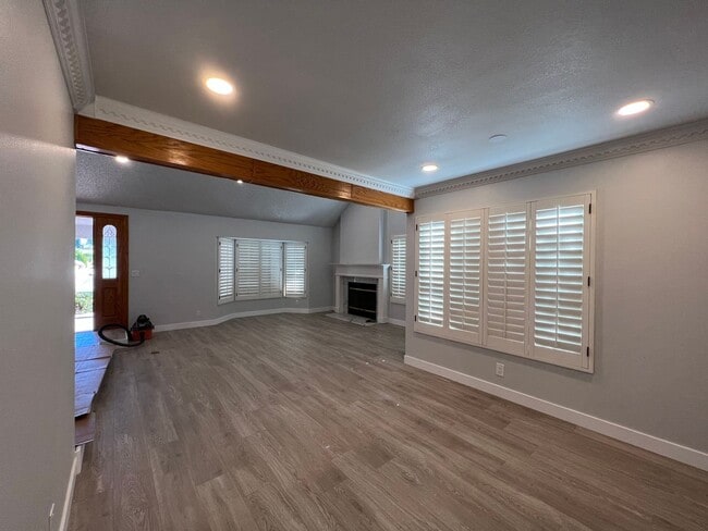 Building Photo - 4 bedroom + loft, 2 1/2 bath - 2 story home in central Simi
