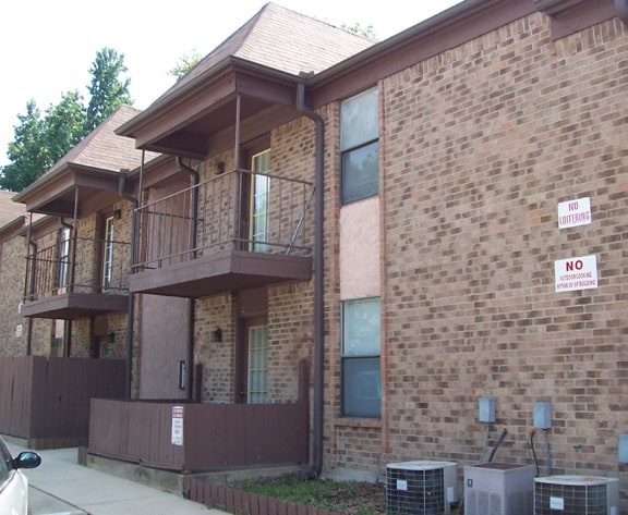 Building Photo - West Oak Village
