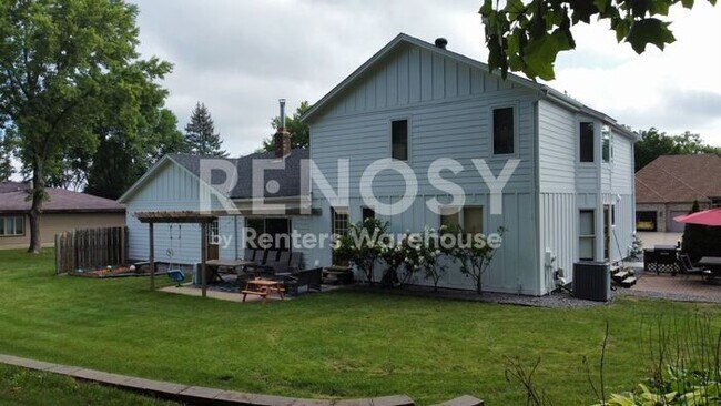 Building Photo - 5 Bedroom 3 Bathroom Single Family Home in Burnsville