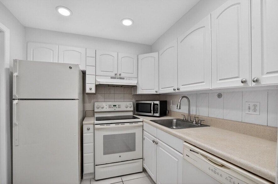 Kitchen 644 NW 13th ll - 644 NW 13th St