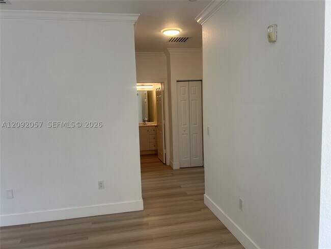 Building Photo - 372 NE 26th Pl