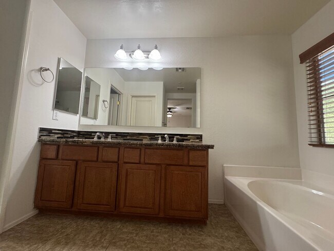 Building Photo - 4 BEDROOM HOME IN POWER RANCH