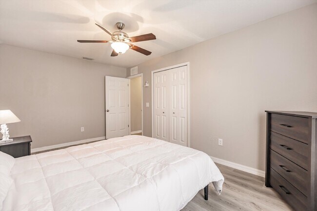 Building Photo - "Charming 3-Bedroom Home with 2 Full Baths and Spacious 2537 Sq Ft in North Port, FL!"