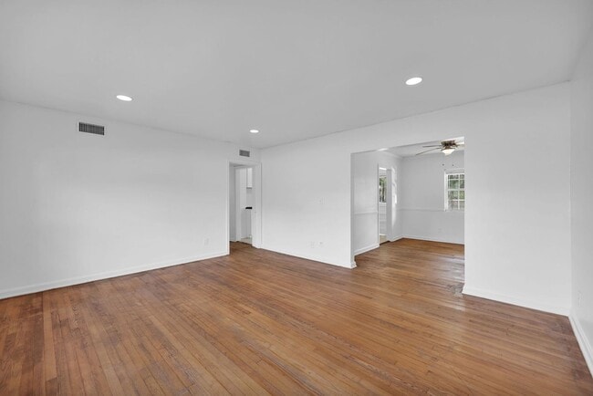 Building Photo - Stunning 3-Bedroom, 2-Bath Home in Desirable Mandarin Neighborhood!