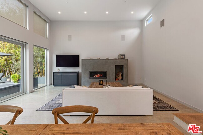 Building Photo - 329 Westbourne Dr