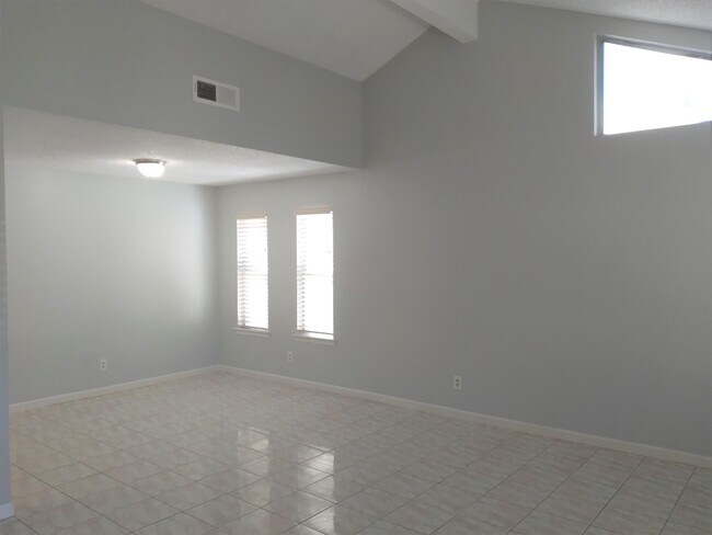 Building Photo - 2352 N Cecelia Ave
