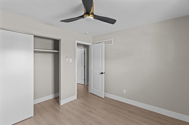 Building Photo - 2180 Glenoro Dr