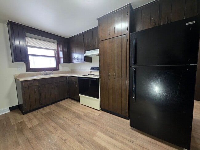 Building Photo - 1213-1215-1215 S Erie St