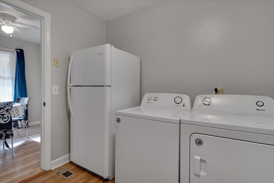 Building Photo - 803 W Markham Ave