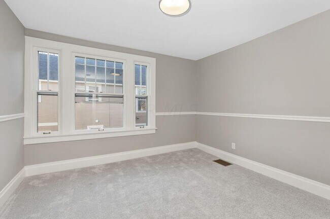Building Photo - 161 E Dublin Granville Rd