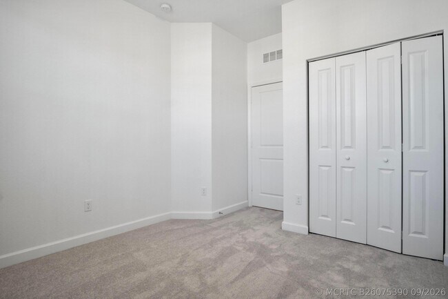 Building Photo - 381 SE Crossoak Ln