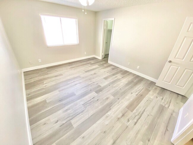 Building Photo - BEAUTIFUL 2 BED 2 BATH SECOND FLOOR CENTRAL LAS VEGAS CONDO