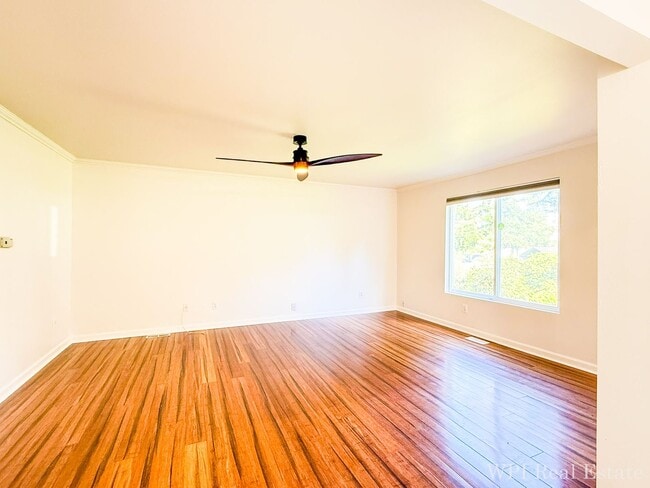 Building Photo - Beautiful newly remodeled 3 bed/2 bath home! Walking distance to Northgate Lightrail!