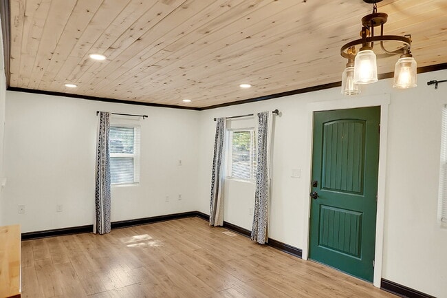 Building Photo - $1,495.00, 1-bed, 1-bath newly renovated l...