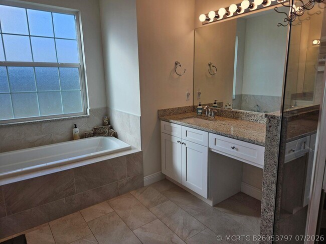 Building Photo - 5768 NW Zenith Dr