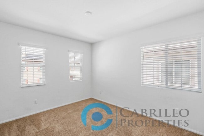 Building Photo - Spacious 3 bedroom Home w/2 car Garage in Vista, Short Drive to the Beach and Freeway access!