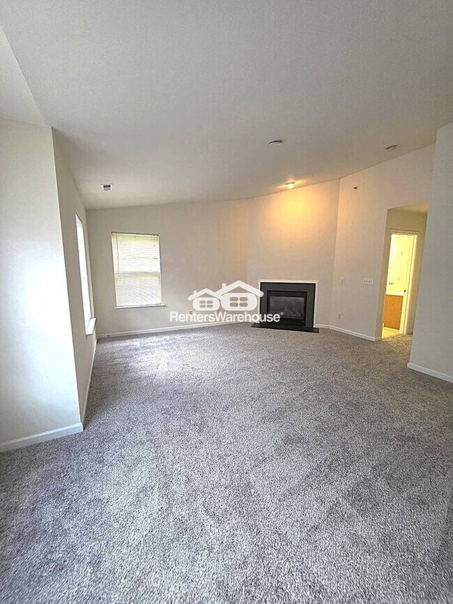 Building Photo - Great 3-bedroom End Unit!