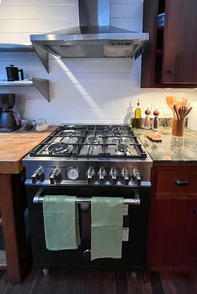 Building Photo - 522 Cascade Dr