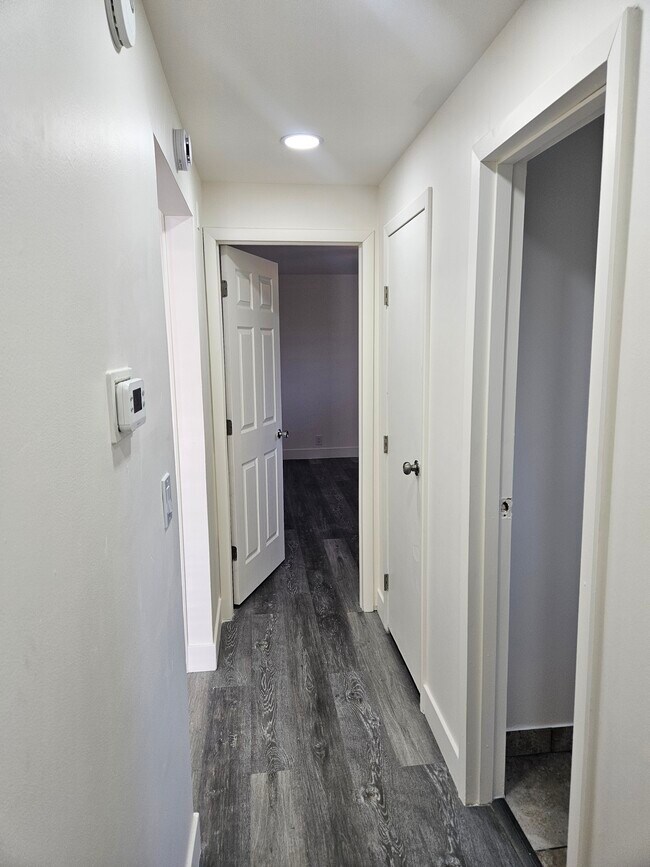 Building Photo - Roy Duplex