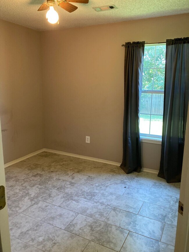Building Photo - JUST REDUCED!!! 3 Bed / 2 Bath Extremely close to Wedington Exit!
