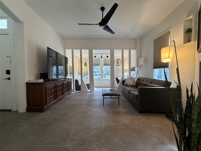 Building Photo - 318 Hyde Park Blvd