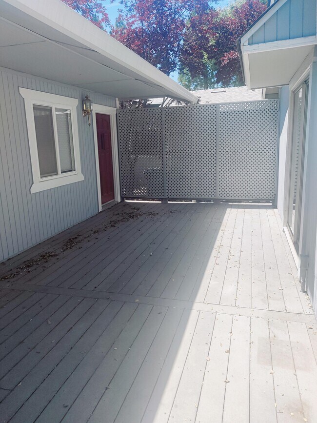 Building Photo - 18589 Lake Forest Dr