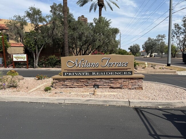 Building Photo - Tatum and Shea - Fully Remodeled Gated Condo that overlooks pool!
