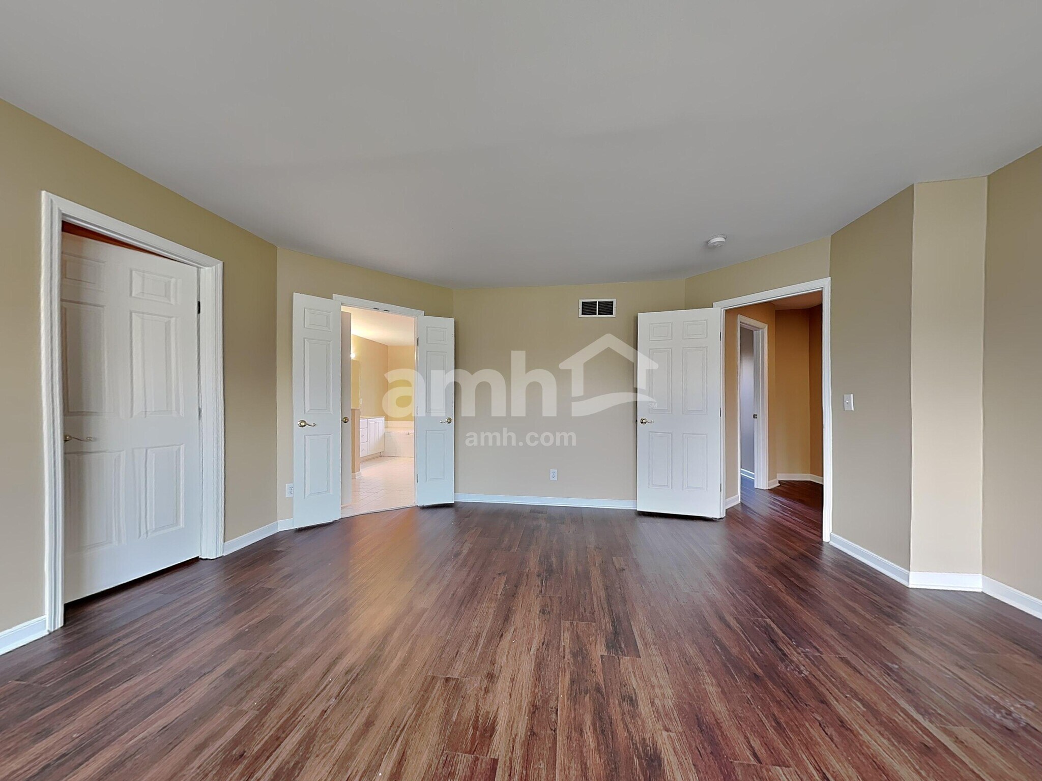 Building Photo - 10190 Meadowknoll Dr