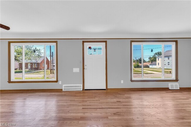 Building Photo - 923 E 218th St