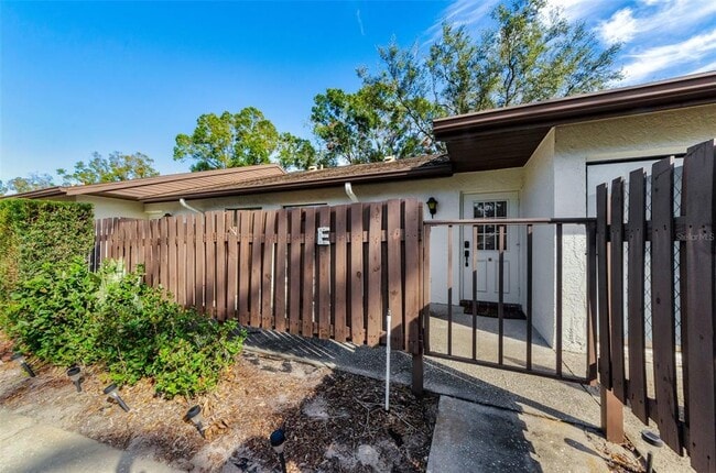 Building Photo - 1725 Pine Ridge Way E