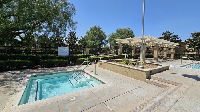 Building Photo - 1105 N Yucca Ave