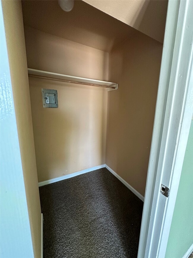 Building Photo - 516 Holiday Dr