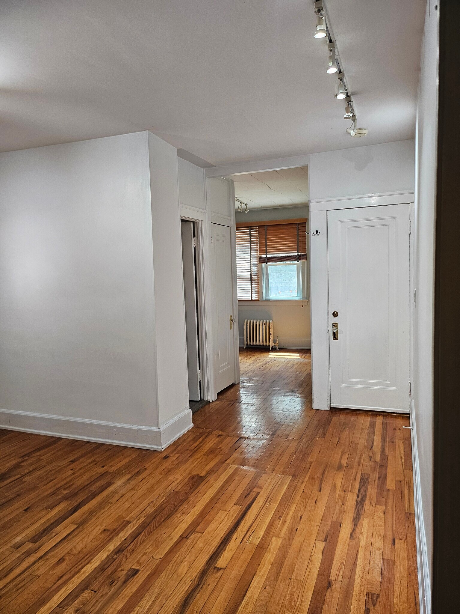 Building Photo - 891 Beaconsfield Ave