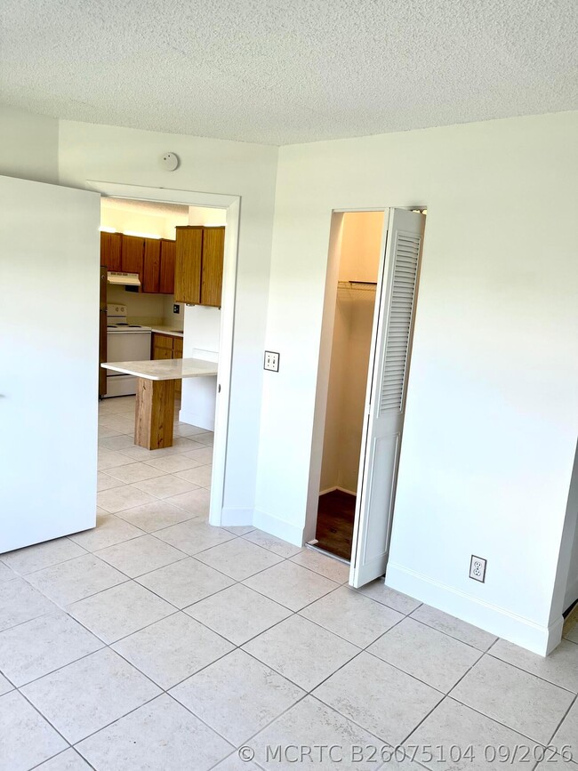 Building Photo - 3822 N University Dr