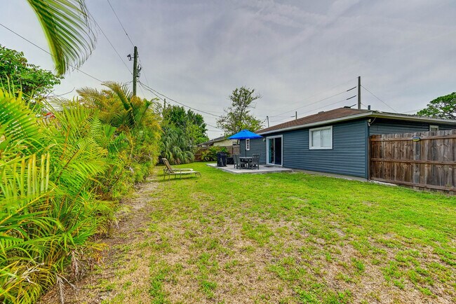 Building Photo - 1555 N Tuttle Ave