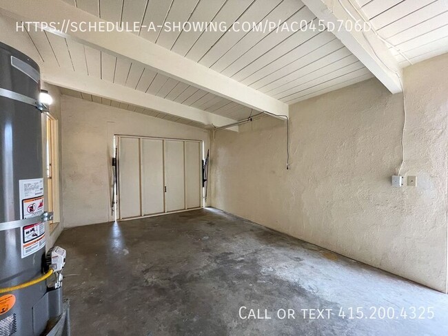 Building Photo - 1615 Flores St