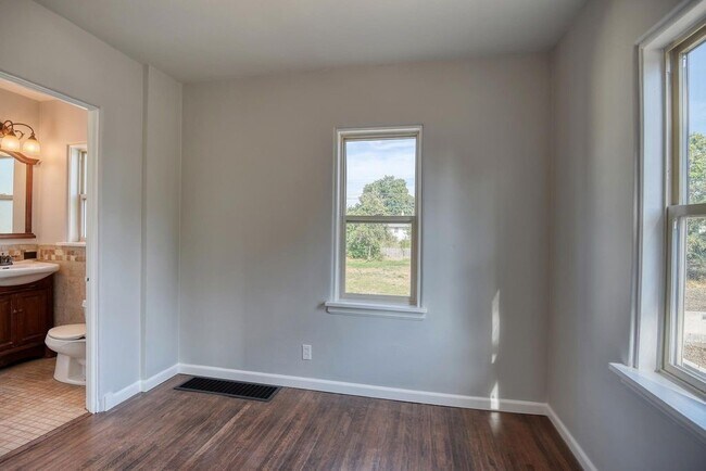 Building Photo - 1734 N Stone St
