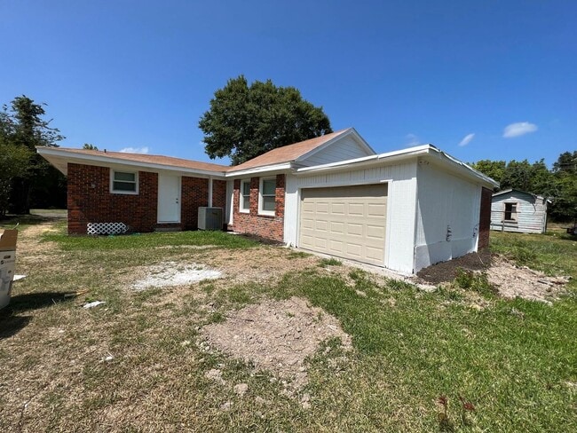 Building Photo - Newly Renovate 4 bedroom 2 bath Home in Liberty, TX!