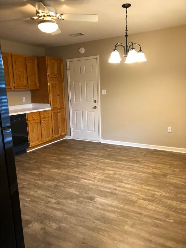 Building Photo - Charming 3-Bedroom Home in Northfield — Ready to Rent!