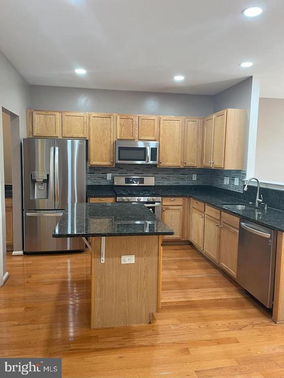 Building Photo - 225 Yorktown Ct