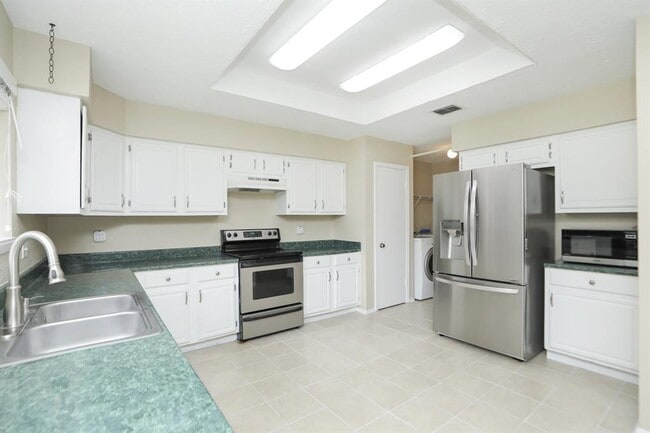 Building Photo - 15822 Whipple Tree Dr