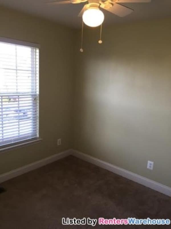 Building Photo - 402 Callander Way