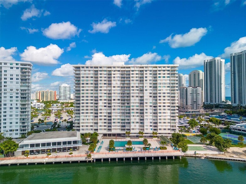 Building Photo - 300 Bayview Dr