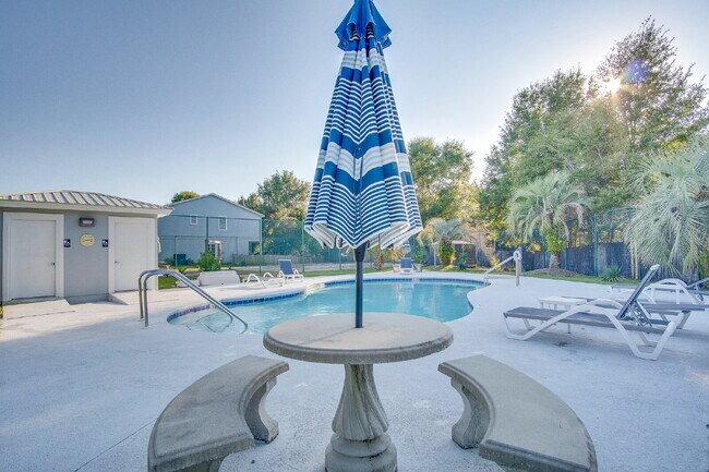 Building Photo - Navarre 3/2.5 Townhome – Minutes from Nava...