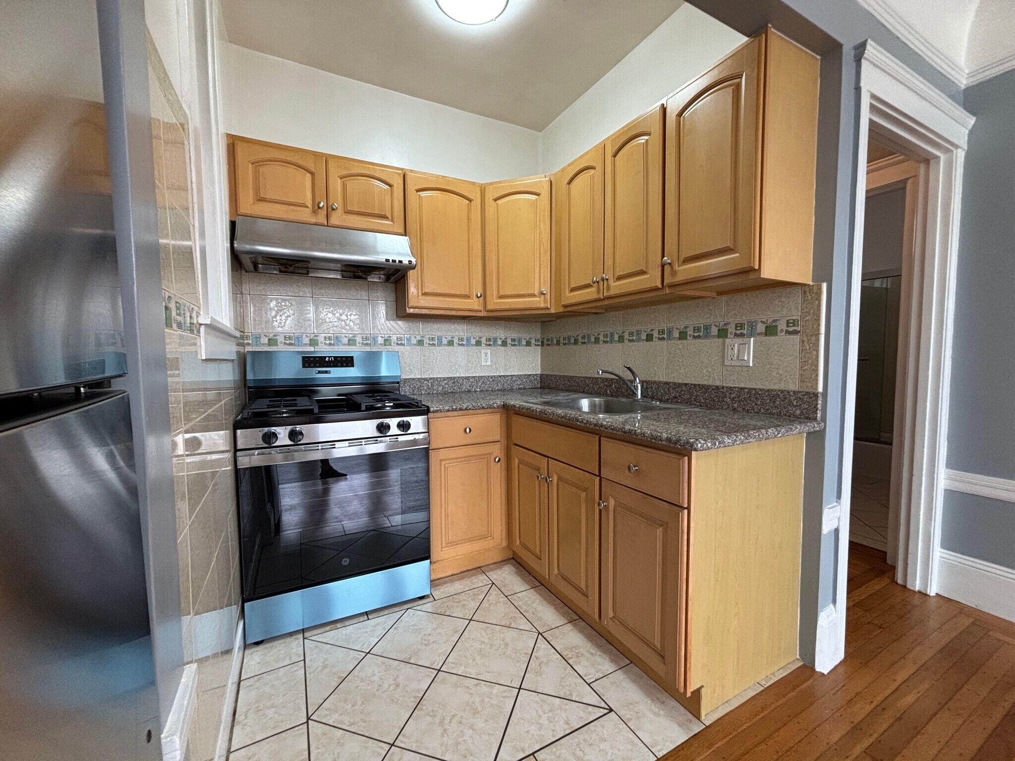 Kitchen with brand new appliances - 2120 Clement St