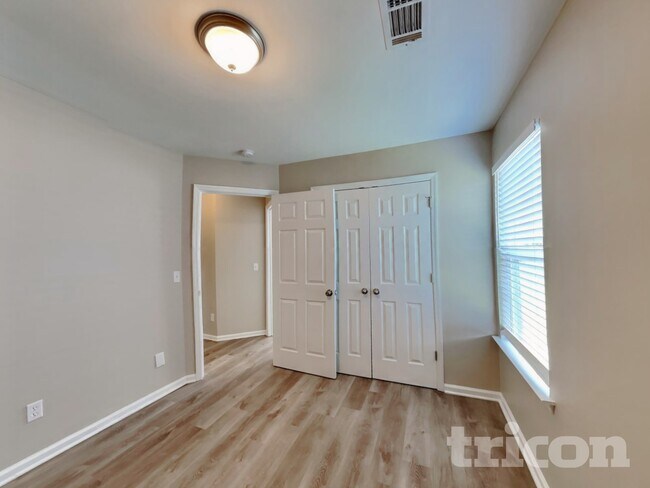 Building Photo - 1889 Olive Cir