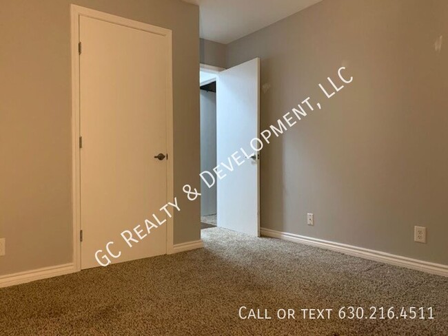 Building Photo - ***GENEVA LOCATION / 2BDRM - 1BTH / LAUNDR...